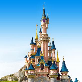 Het kleurrijke kasteel van Disneyland Parijs in Frankrijk